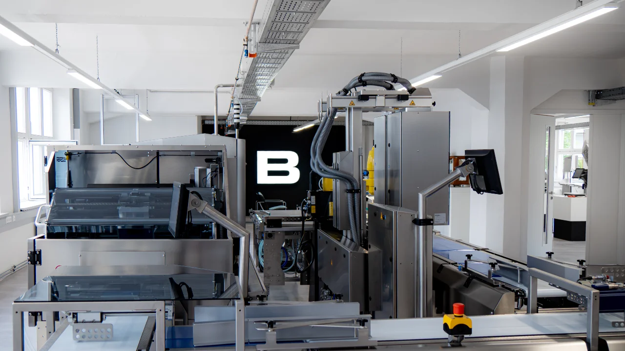 Der neue Showroom präsentiert Lösungen für Handel und Industrie entlang zentraler Prozessschritte. Statt einzelner Produkte stehen durchgängige Wäge-, Inspektions- und Kennzeichnungsprozesse sowie reale Anwendungsszenarien im Mittelpunkt (© BIZERBA)